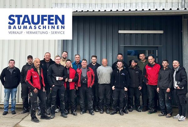Gruppenfoto des Teams vor dem Gebäude der Staufen AG