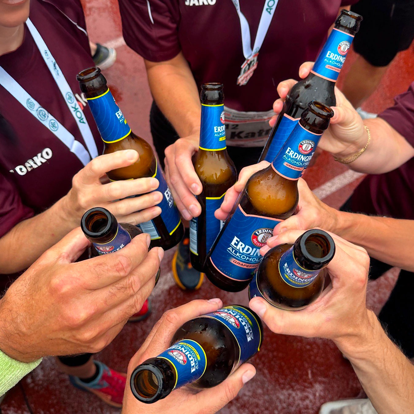 Hände des Kurfess Teams als Zeichen für gemeinsamen Teamgeist