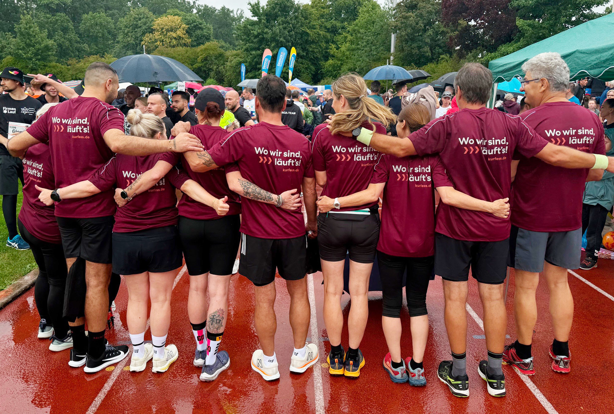 Gruppenfoto des Kurfess Teams in bordeauxfarbenen Laufshirts nach dem gemeinsamen Firmenlauf