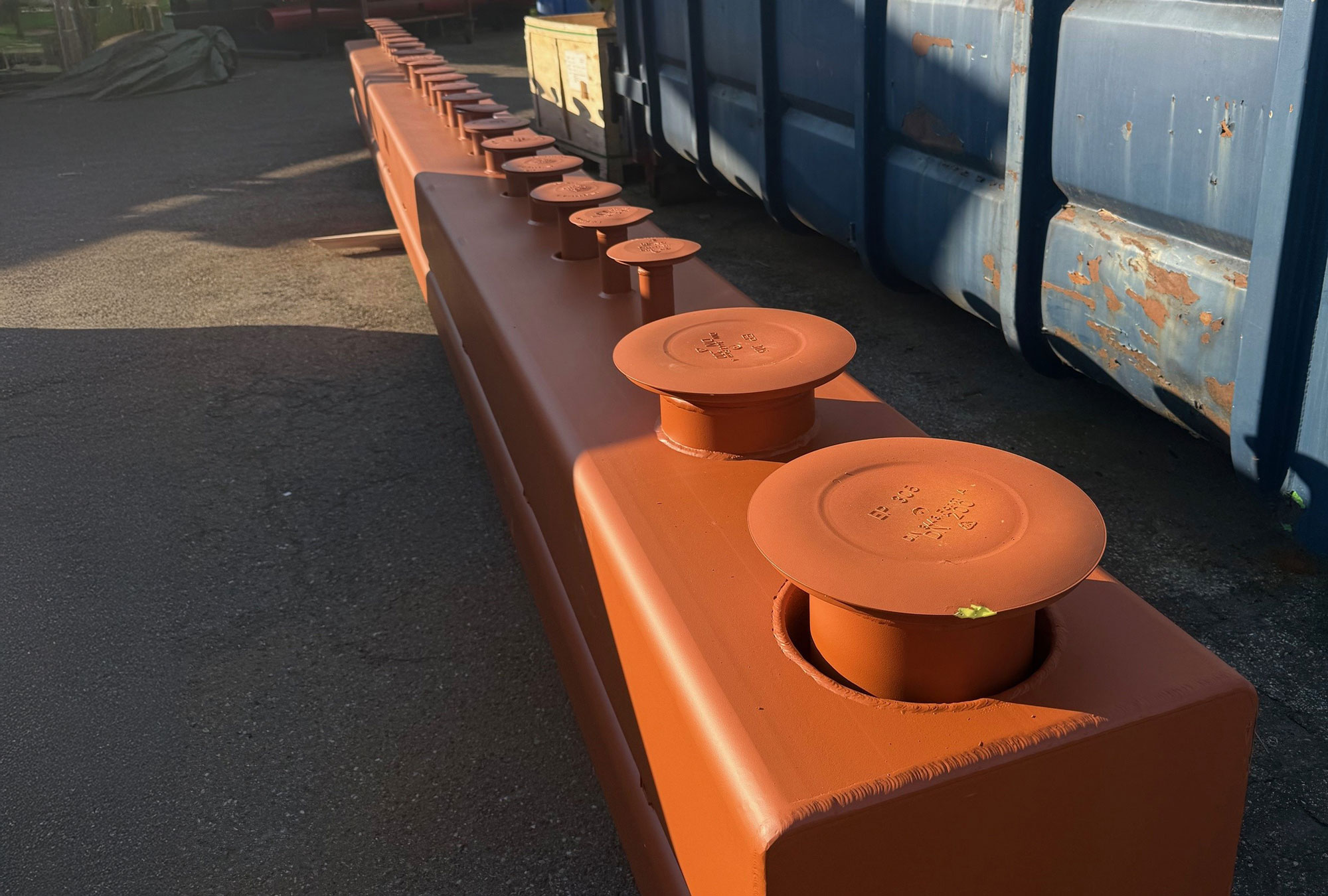 Mehrere orangefarbene technische Bauteile