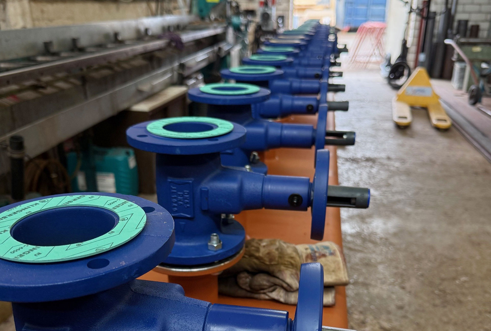 Blaue technische Bauteile