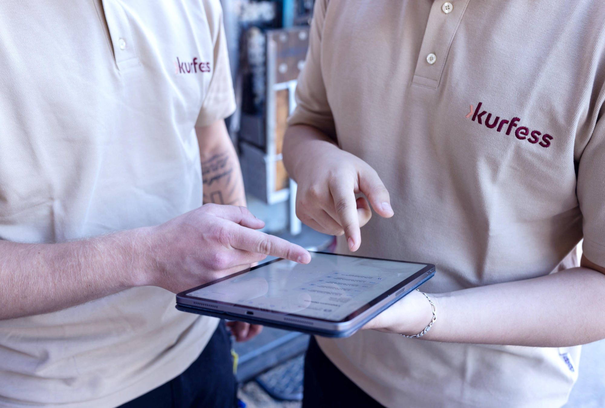 Fachperson nutzt ein Tablet zur Planung und Beratung moderner Klimaanlagen und Raumklima-Lösungen.